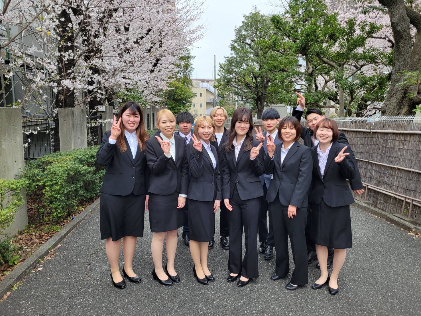 女子　新入 入社式
